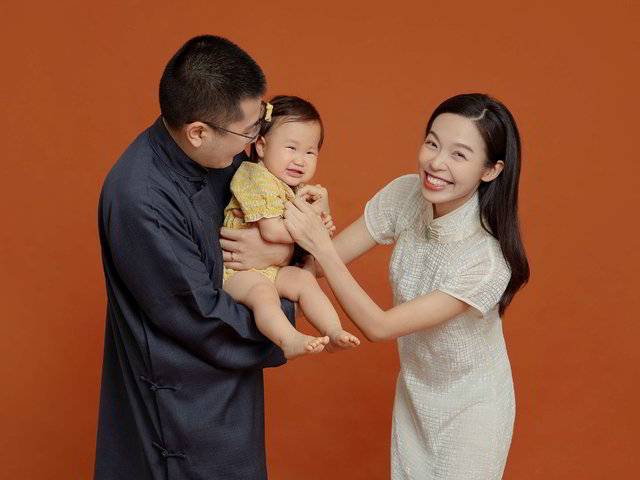 《初見》（新生嬰兒、第一張全家福——從第一次抱你開始。）